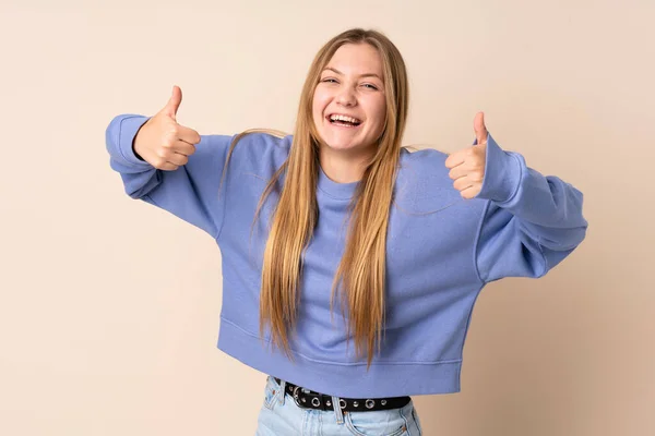 Έφηβη Ουκρανή Κοπέλα Απομονωμένη Μπεζ Φόντο Κάνοντας Μια Χειρονομία — Φωτογραφία Αρχείου