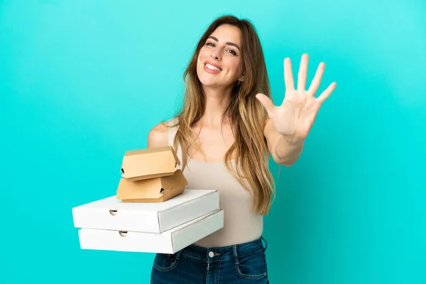 Femme Blanche Tenant Des Pizzas Hamburger Isolé Sur Fond Bleu — Photo