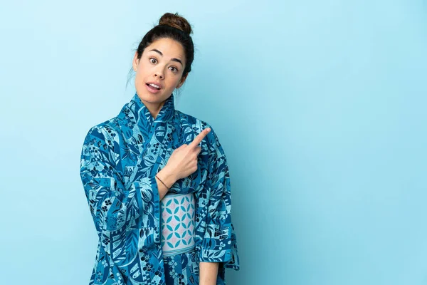 Donna Che Indossa Kimono Sfondo Isolato Sorpreso Indicando Lato — Foto Stock