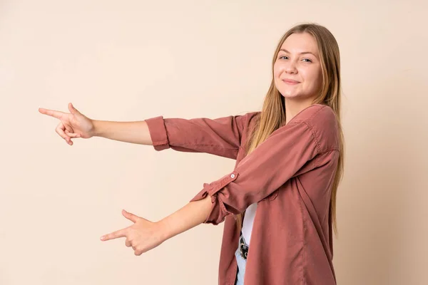 Teenager Ukrainische Mädchen Isoliert Auf Beigem Hintergrund Zeigt Mit Dem — Stockfoto