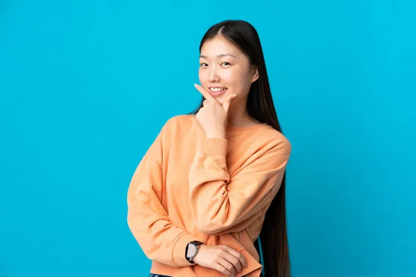 Ung Kinesisk Flicka Över Isolerad Blå Bakgrund Glad Och Leende — Stockfoto