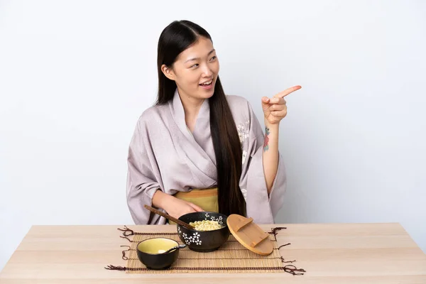 Jong Chinees Meisje Draagt Kimono Eet Noedels Wijzen Vinger Naar — Stockfoto