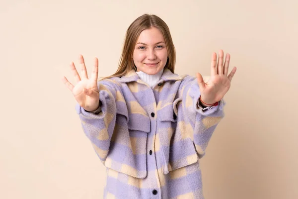 Adolescent Ukrainien Fille Isolé Sur Beige Fond Compter Neuf Avec — Photo