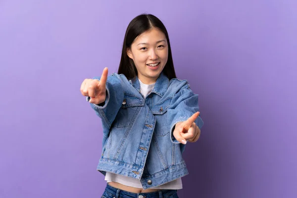 Jeune Fille Chinoise Sur Fond Violet Isolé Pointant Devant Avec — Photo