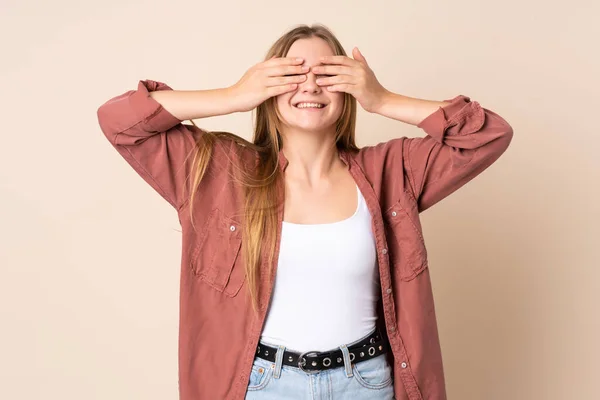 Adolescente Ragazza Ucraina Isolata Sfondo Beige Che Copre Gli Occhi — Foto Stock