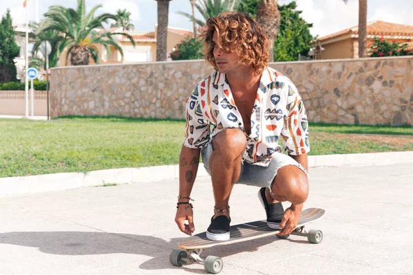 Young Caucasian Man Practicing Longboard Beach — Stock Photo, Image