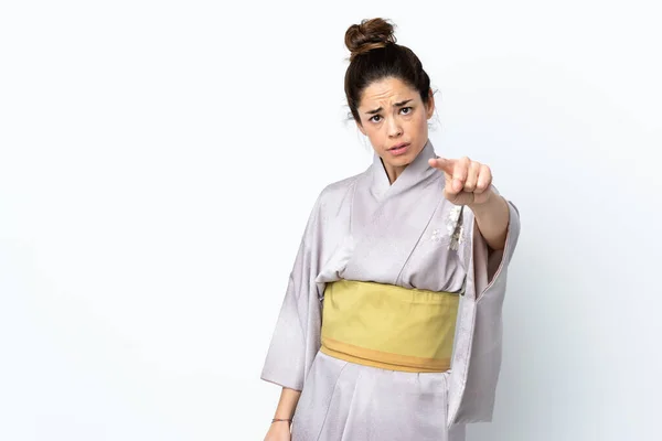 Mujer Usando Kimono Sobre Fondo Aislado Frustrado Apuntando Hacia Frente —  Fotos de Stock