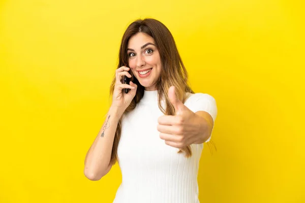 Mujer Caucásica Aislada Sobre Fondo Amarillo Manteniendo Una Conversación Con —  Fotos de Stock