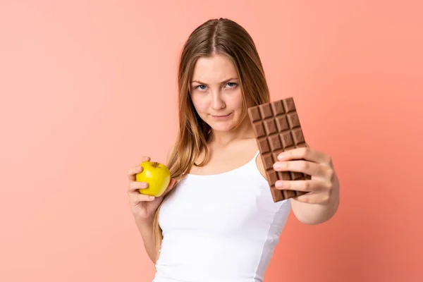 Teenager Ukrajinská Dívka Izolované Růžovém Pozadí Přičemž Čokoládovou Tabletu Jedné — Stock fotografie