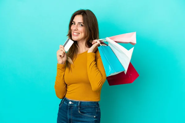 Beyaz Kadın Mavi Arka Planda Izole Edilmiş Elinde Alışveriş Çantaları — Stok fotoğraf