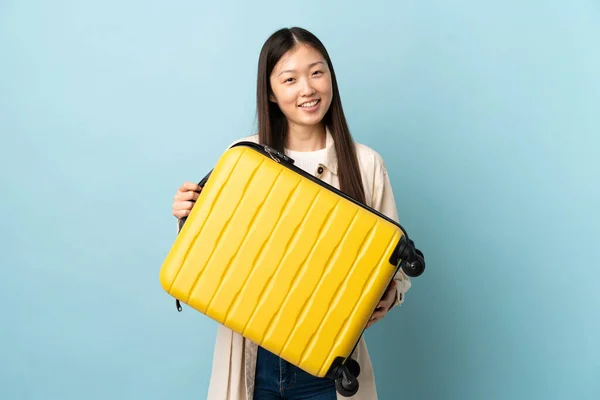 Menina Chinesa Jovem Sobre Fundo Isolado Férias Com Mala Viagem — Fotografia de Stock
