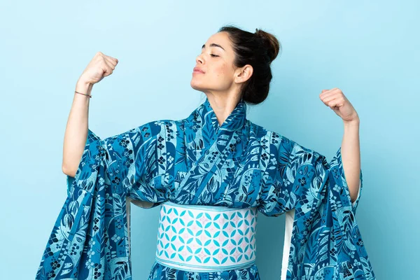 Frau Trägt Kimono Über Isoliertem Hintergrund Und Macht Starke Geste — Stockfoto