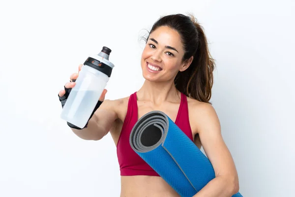 运动女子在孤立的白色背景与运动水瓶和一个垫子 — 图库照片