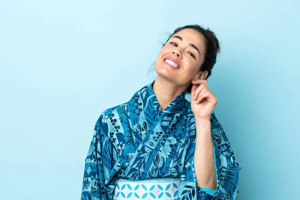 Frau Trägt Kimono Über Isoliertem Hintergrund Und Lacht — Stockfoto