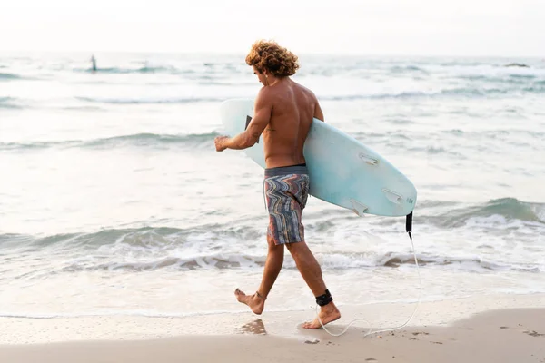 Junger Kaukasier Steht Früh Auf Bei Sonnenaufgang Surfen — Stockfoto