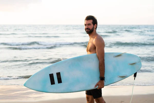Joven Caucásico Hombre Levantarse Temprano Hacer Surf Amanecer —  Fotos de Stock
