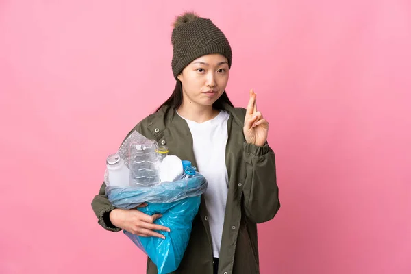 Chica China Sosteniendo Una Bolsa Llena Botellas Plástico Para Reciclar — Foto de Stock