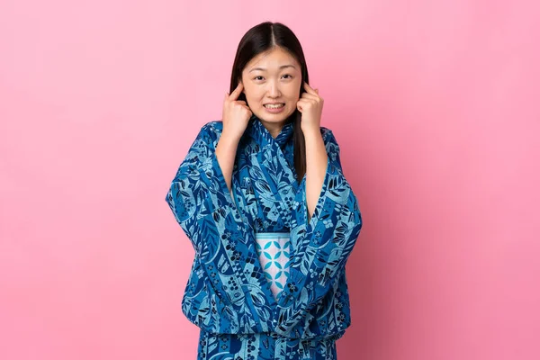 Młoda Chinka Ubrana Kimono Odizolowanym Tle Sfrustrowana Zakrywająca Uszy — Zdjęcie stockowe