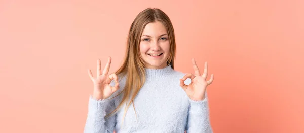 Teenager Ουκρανικό Κορίτσι Απομονώνονται Ροζ Φόντο Δείχνει Σημάδι Δύο Χέρια — Φωτογραφία Αρχείου