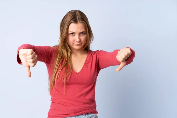 Adolescente Ragazza Ucraina Isolato Sfondo Blu Mostrando Pollice Verso Basso — Foto Stock