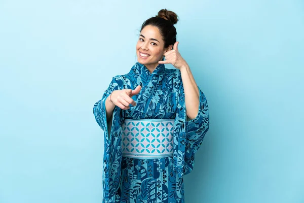 Kobieta Nosząca Kimono Odosobnionym Tle Wykonująca Gest Telefonu Wskazująca Przód — Zdjęcie stockowe