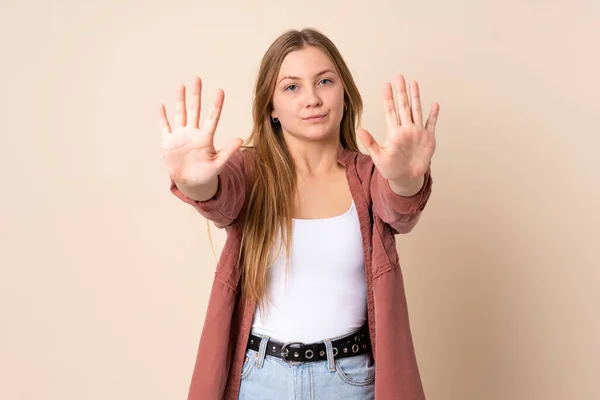 Teenager Ukrainisches Mädchen Isoliert Auf Beigem Hintergrund Macht Stop Geste — Stockfoto