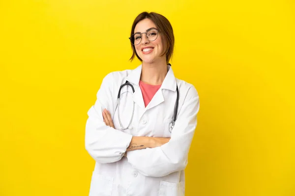 Médica Mulher Isolada Fundo Amarelo Mantendo Braços Cruzados Posição Frontal — Fotografia de Stock