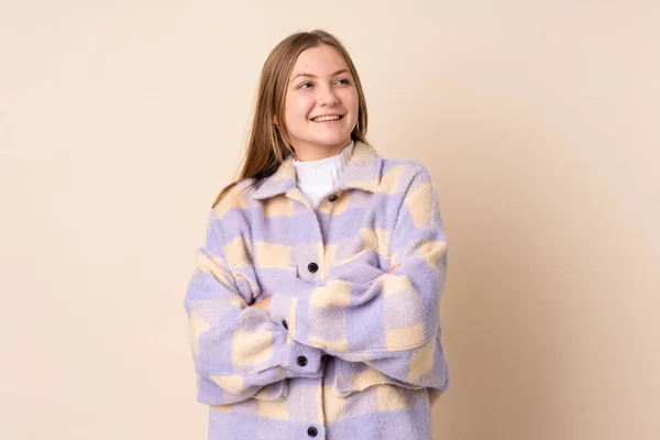 Nastolatek Ukraiński Dziewczyna Odizolowany Beżowy Tło Patrząc Górę Podczas Uśmiech — Zdjęcie stockowe