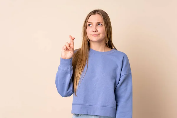 Teenager Ουκρανικό Κορίτσι Απομονώνονται Μπεζ Φόντο Δάχτυλα Σταυρώνουν Και Επιθυμούν — Φωτογραφία Αρχείου