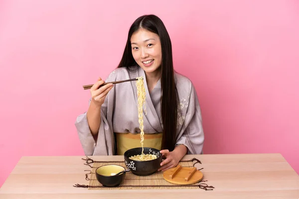 Jong Chinees Meisje Dragen Kimono Het Eten Van Noedels Een — Stockfoto