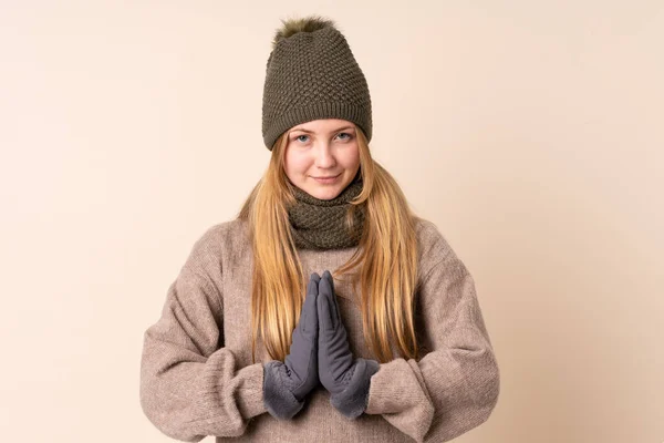 Adolescente Ragazza Ucraina Con Cappello Invernale Isolato Sfondo Beige Implorando — Foto Stock