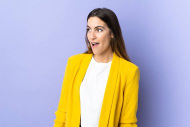 Kafkasyalı genç bir kadın, tecrit edilmiş geçmişine bakarak sürpriz jest yapıyor.