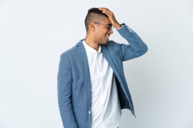 Beyaz arka planda izole edilmiş genç Brezilyalı bir adam bir şey fark etti ve çözüme niyetlendi.