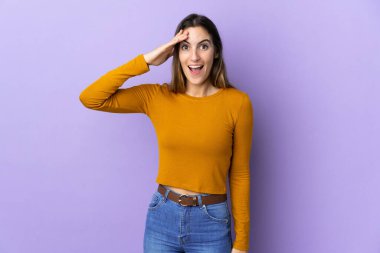 Kafkas kökenli genç kadın bir şey fark etti ve çözüme niyetlendi.