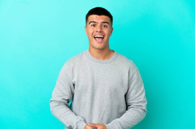 Soyutlanmış mavi bir geçmişi olan genç yakışıklı bir adam.