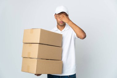 Teslimatçı Brezilyalı adam beyaz arka planda izole edilmiş, gözleri elle kapatıyor. Bir şey görmek istemiyorum.