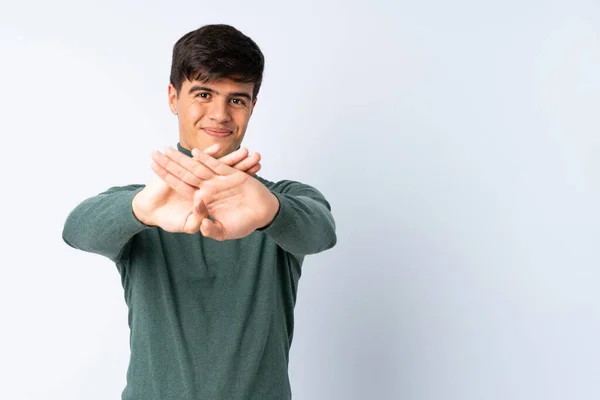 Hombre Guapo Sobre Fondo Azul Aislado Haciendo Gesto Parada Con —  Fotos de Stock