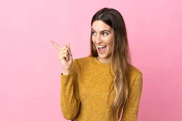 Young Caucasian Woman Isolated Pink Background Intending Realizes Solution While — Stock Photo, Image