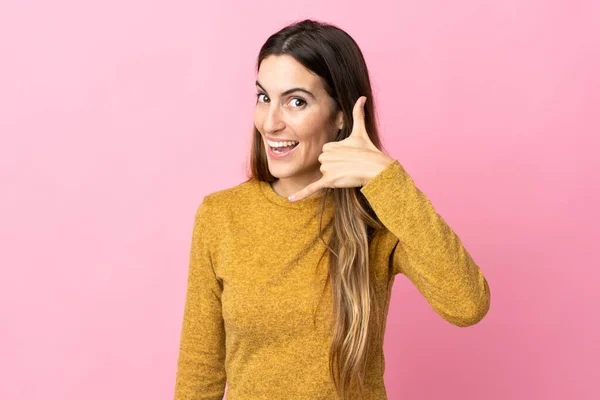 Young Caucasian Woman Isolated Pink Background Making Phone Gesture Call — Stock Photo, Image