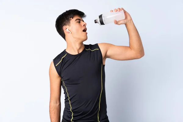 Sport Uomo Isolato Sfondo Blu Con Sport Bottiglia Acqua — Foto Stock