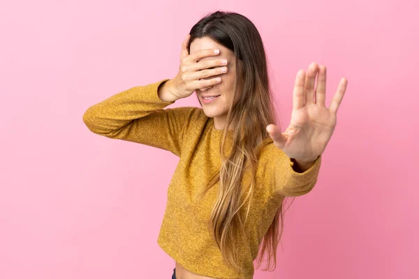 Pembe Arka Planda Izole Edilmiş Genç Beyaz Kadın Jesti Durdurup — Stok fotoğraf