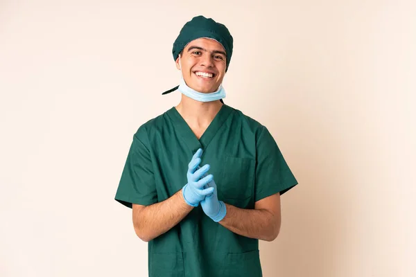 Cirujano Uniforme Azul Sobre Fondo Aislado Aplaudiendo — Foto de Stock