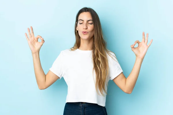 Ung Kaukasiska Kvinna Över Isolerad Bakgrund Zen Pose — Stockfoto