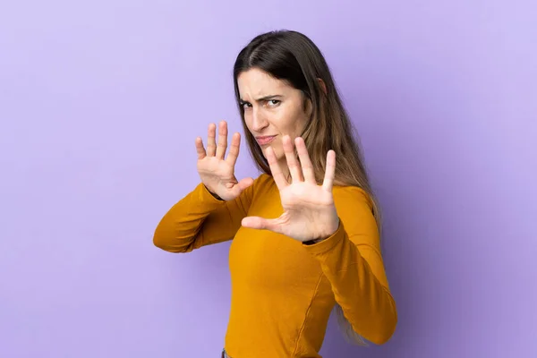 Ung Kaukasiska Kvinna Över Isolerad Bakgrund Nervös Sträcker Händerna Till — Stockfoto