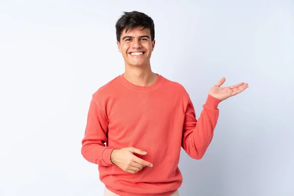 Handsome Man Isolated Blue Background Holding Copyspace Imaginary Palm Insert — Stock Photo, Image