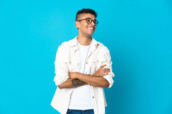 Joven Brasileño Aislado Sobre Fondo Azul Feliz Sonriente — Foto de Stock