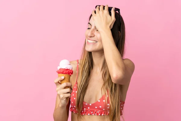 ピンクの背景に隔離されたアイスクリームを持っている若い白人女性は何かを実現し 解決策を意図しています — ストック写真