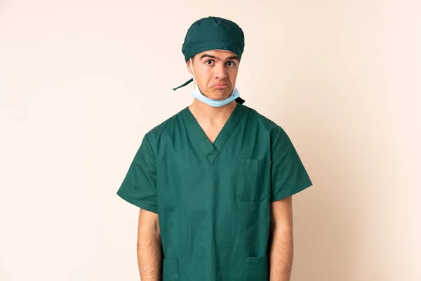 身穿蓝色制服的外科医生在孤独的背景下悲痛欲绝 — 图库照片