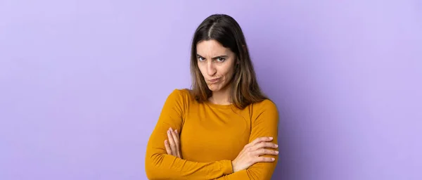 Junge Kaukasierin Über Isolierten Hintergrund Mit Unglücklichem Gesichtsausdruck — Stockfoto