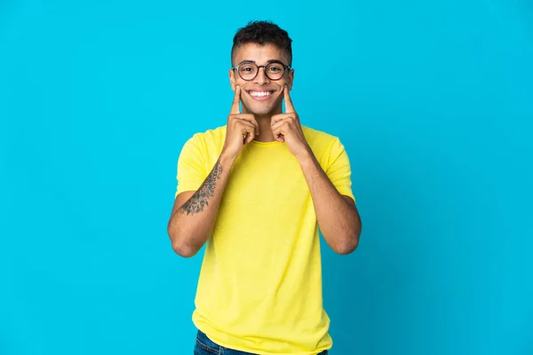 Junger Brasilianischer Mann Auf Blauem Hintergrund Der Mit Einem Fröhlichen — Stockfoto